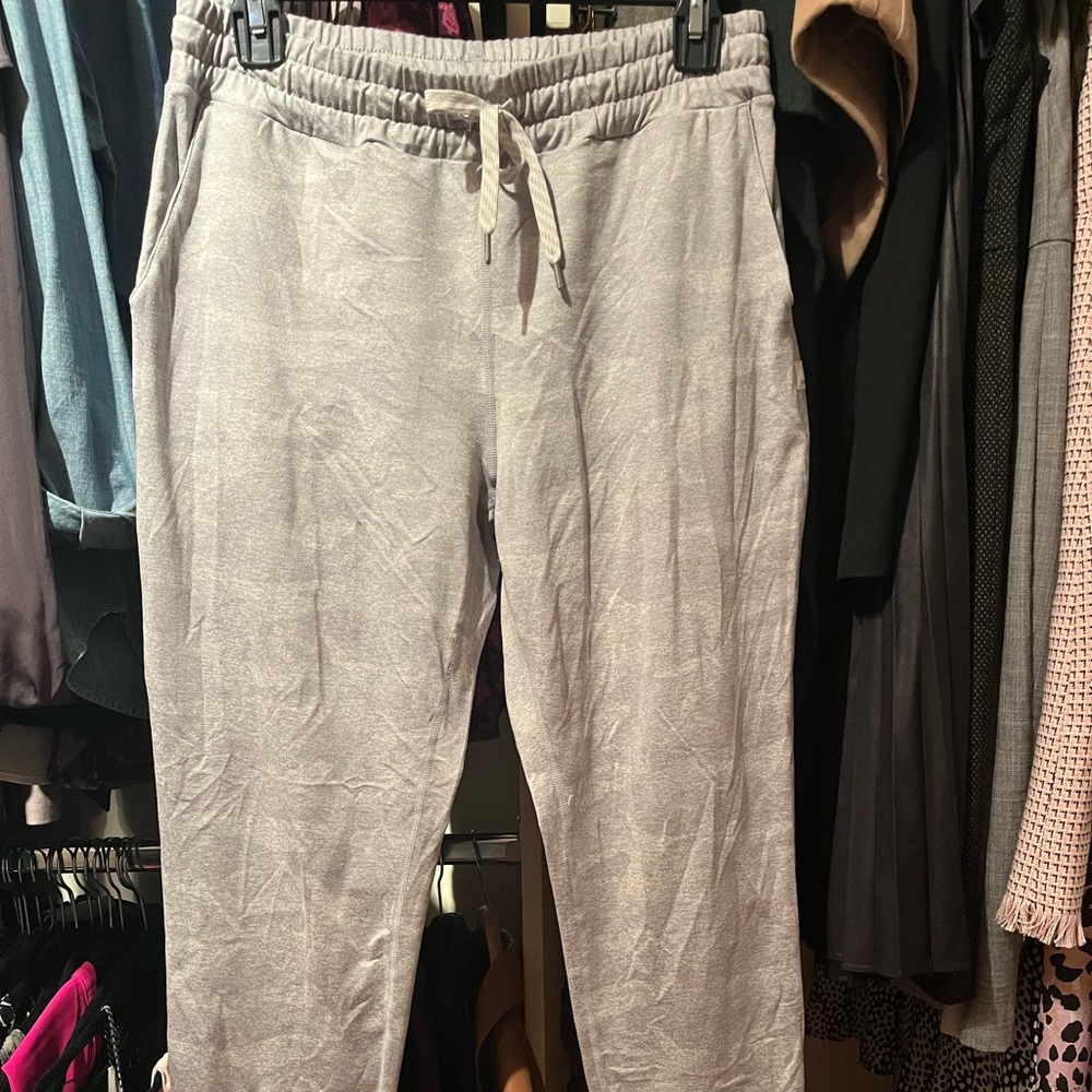 Vuori Mid rise performance jogger size small. Grey camo.